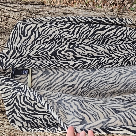 WILLI SMITH Black and Cream Zebra Print Top Silk Wool Blend, Size M. Like New! - Picture 8 of 11